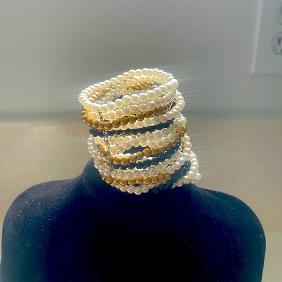 Women multi strand elastic bracelet. - Picture 2 of 3